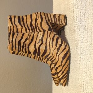 NEW Antonio Melani Lindsay Tigress Haircalf Animal Print Block Heel Booties Sz 8